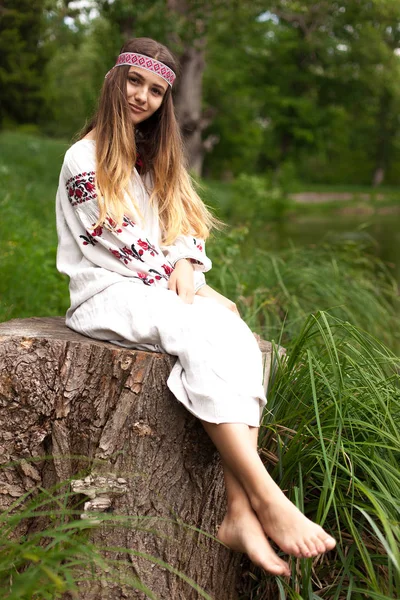 池の岸に刺繍の美しいスレンダー ウクライナ夏の晴れた日の自然を楽しんでいます — ストック写真