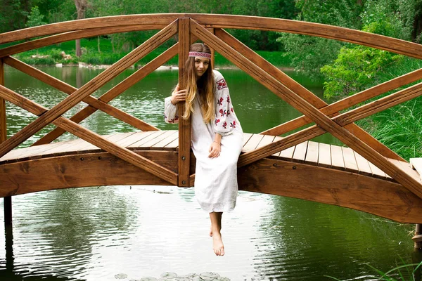 Hermosa Mujer Ucraniana Con Bordado Sienta Puente Madera Estanque — Foto de Stock