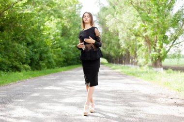 Güzel ince Ukraynalı kadın asfalt yol yürüyüş
