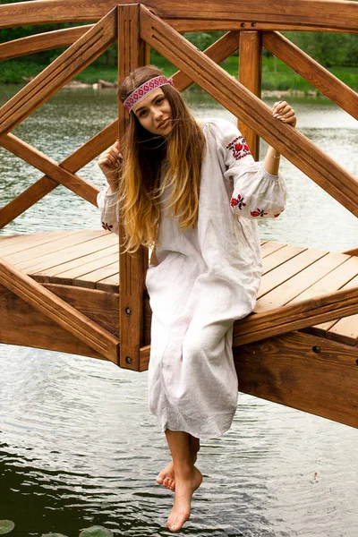 Güzel ince Ukrayna dili nakış köprüde su üzerine oturur.