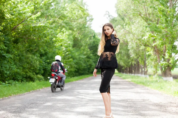 Belle Femme Ukrainienne Mince Marchant Long Route Asphaltée — Photo