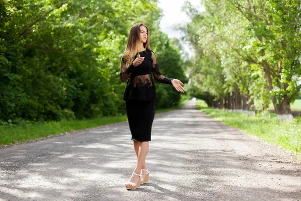 Mulher Ucraniana Fina Bonita Roupas Pretas Elegantes Estrada Velha Asfalto — Fotografia de Stock