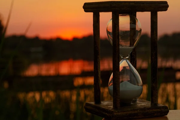Песочные Часы Отсчитывают Время Красном Фоне Заката — стоковое фото