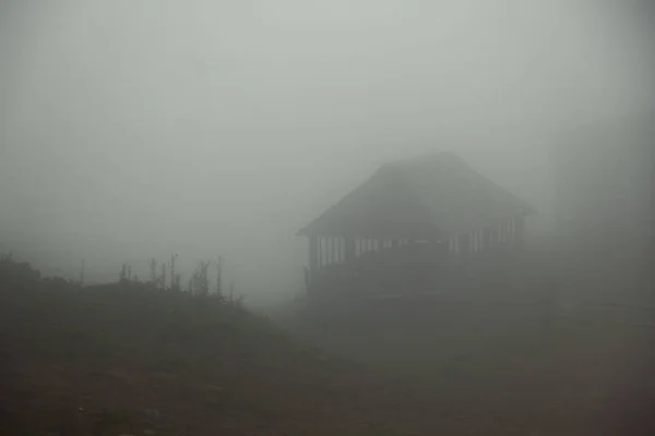 Eco Fazenda Nas Montanhas Uma Manhã Nebulosa Verão — Fotografia de Stock