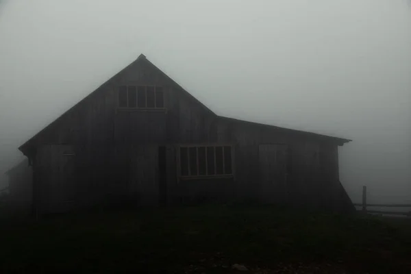 Eco Fazenda Nas Montanhas Uma Manhã Nebulosa Verão — Fotografia de Stock