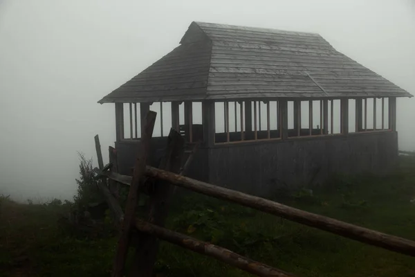 Еко Ферма Горах Туманному Літньому Ранку — стокове фото