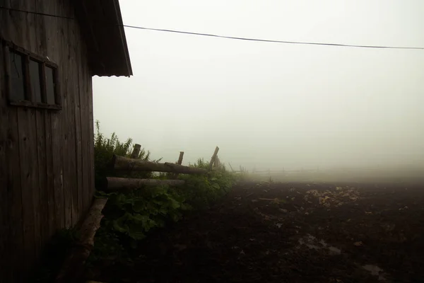 Eco Granja Las Montañas Una Nebulosa Mañana Verano —  Fotos de Stock