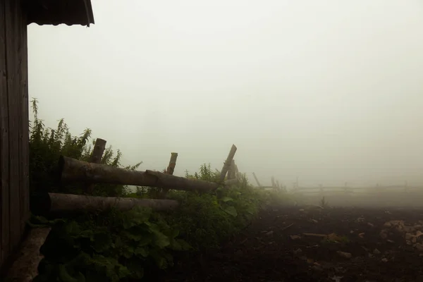 Eco Fazenda Nas Montanhas Uma Manhã Nebulosa Verão — Fotografia de Stock