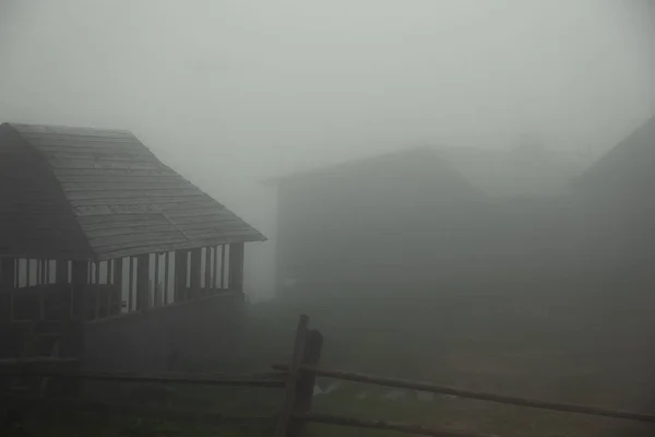 Eco Granja Las Montañas Una Nebulosa Mañana Verano —  Fotos de Stock