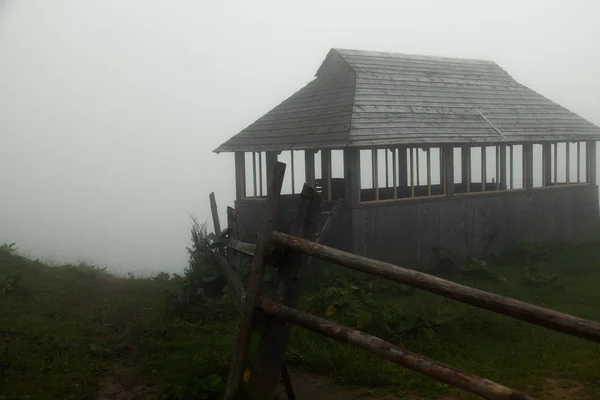 Öko Farm Hegyekben Egy Ködös Nyári Reggelen — Stock Fotó