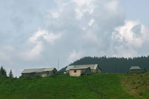 Cabane Bois Dans Les Carpates Sur Gorge Sous Nuageux — Photo