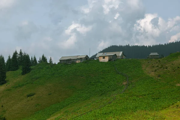 Cabane Bois Dans Les Carpates Sur Gorge Sous Nuageux — Photo