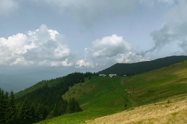 Drewniane Chaty Karpatach Wąwóz Pod Zachmurzony — Zdjęcie stockowe