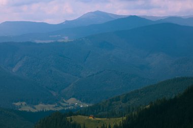 Bulutlu bir sk altında gorge üzerinde Karpatlar içinde ahşap kulübe