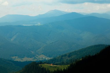 Bulutlu bir sk altında gorge üzerinde Karpatlar içinde ahşap kulübe