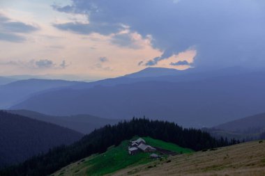 Bulutlu bir sk altında gorge üzerinde Karpatlar içinde ahşap kulübe