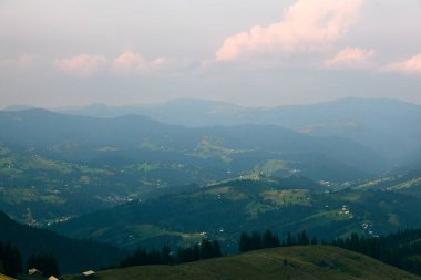 Bulutlu bir sk altında gorge üzerinde Karpatlar içinde ahşap kulübe