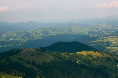 Bulutlu bir sk altında gorge üzerinde Karpatlar içinde ahşap kulübe