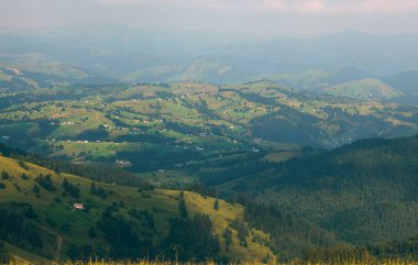 Bulutlu bir sk altında gorge üzerinde Karpatlar içinde ahşap kulübe