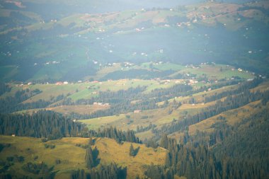 Bulutlu bir sk altında gorge üzerinde Karpatlar içinde ahşap kulübe