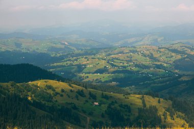 Bulutlu bir sk altında gorge üzerinde Karpatlar içinde ahşap kulübe