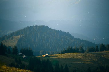 Bulutlu bir sk altında gorge üzerinde Karpatlar içinde ahşap kulübe