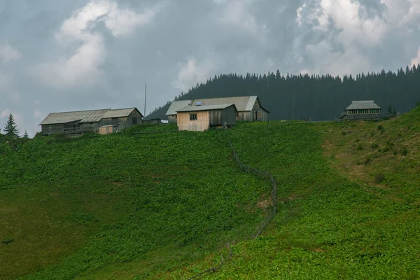 の下で渓谷のカルパチア山脈の木造の小屋 — ストック写真