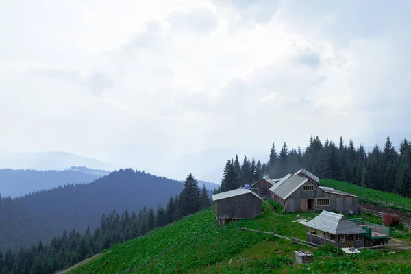 Cabane Bois Dans Les Carpates Sur Gorge Sous Nuageux — Photo