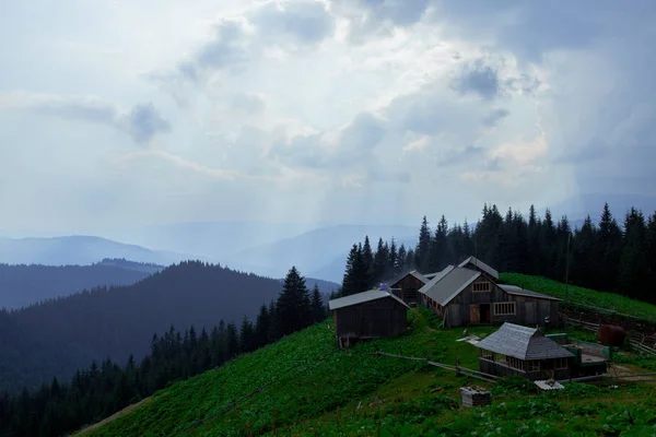 Cabane Bois Dans Les Carpates Sur Gorge Sous Nuageux — Photo