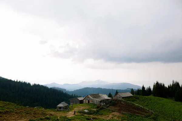 の下で渓谷のカルパチア山脈の木造の小屋 — ストック写真