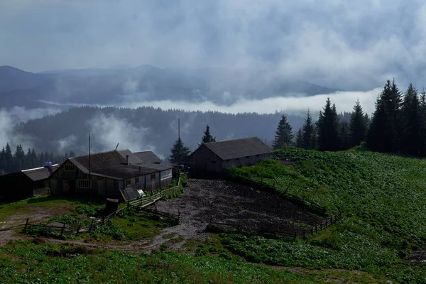 Cabana Madeira Nas Montanhas Dos Cárpatos Levanta Nevoeiro — Fotografia de Stock
