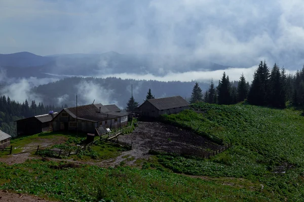 カルパチア山脈の木造小屋は霧を発生させ — ストック写真
