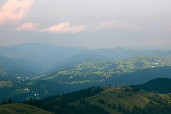 stock image Wooden hut in Carpathians on the gorge under a cloudy sk