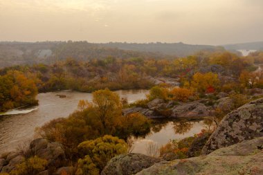 bir bulutlu mavi gökyüzü parlak sarı ağaçların altında sonbahar Nehri Panoraması