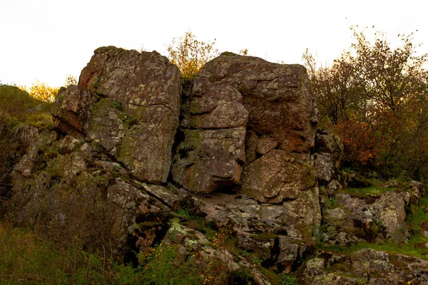 Kamenný Hřbet Zarostlá Vegetací Proti Zatažené Obloze — Stock fotografie