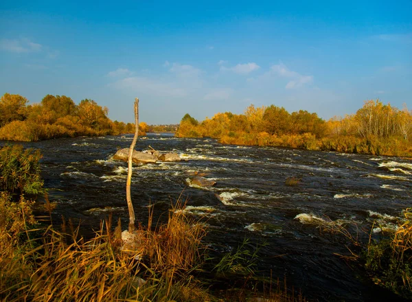 Быстрая Река Поздней Осенью — стоковое фото