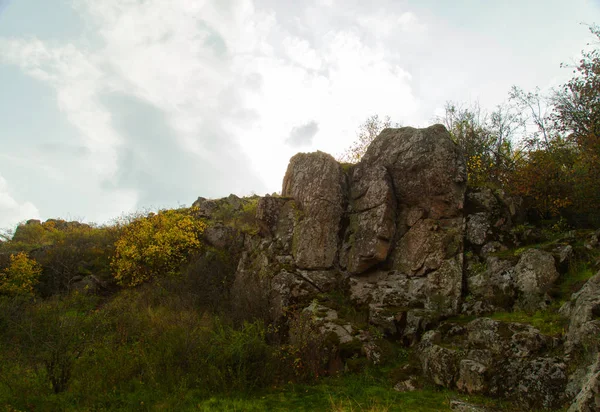 Stone Ridge Przeciwnej Niebo Jesienią — Zdjęcie stockowe