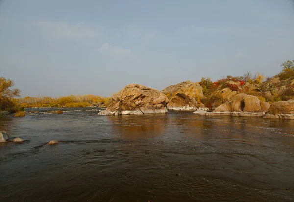 Hızlı Bir Nehir Kıyısında Sonbahar Sarı Ağaçlarda Üzerinde Taş — Stok fotoğraf