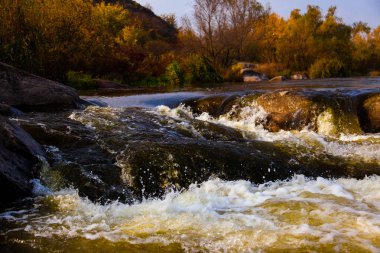 taş rapids sıçraması ve köpük ile yakın çekim çevresinde güçlü su akışı gider