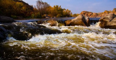 taş rapids sıçraması ve köpük ile yakın çekim çevresinde güçlü su akışı gider