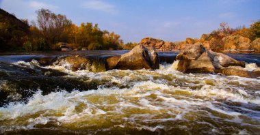 taş rapids sıçraması ve köpük ile yakın çekim çevresinde güçlü su akışı gider