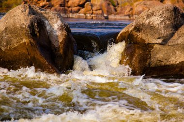 taş rapids sıçraması ve köpük ile yakın çekim çevresinde güçlü su akışı gider