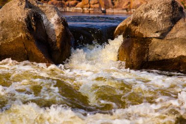 taş rapids sıçraması ve köpük ile yakın çekim çevresinde güçlü su akışı gider