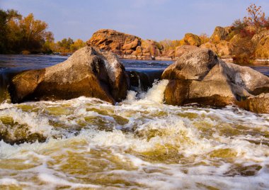 taş rapids sıçraması ve köpük ile yakın çekim çevresinde güçlü su akışı gider
