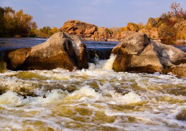 taş rapids sıçraması ve köpük ile yakın çekim çevresinde güçlü su akışı gider