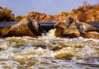 taş rapids sıçraması ve köpük ile yakın çekim çevresinde güçlü su akışı gider
