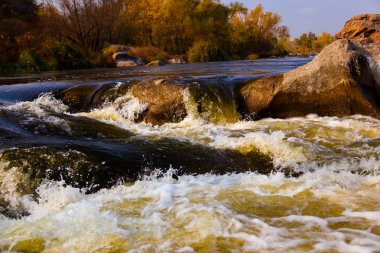 taş rapids sıçraması ve köpük ile yakın çekim çevresinde güçlü su akışı gider