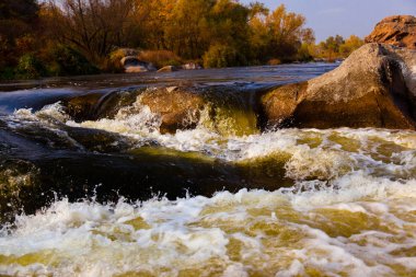 taş rapids sıçraması ve köpük ile yakın çekim çevresinde güçlü su akışı gider