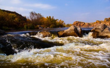taş rapids sıçraması ve köpük ile yakın çekim çevresinde güçlü su akışı gider