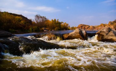 taş rapids sıçraması ve köpük ile yakın çekim çevresinde güçlü su akışı gider